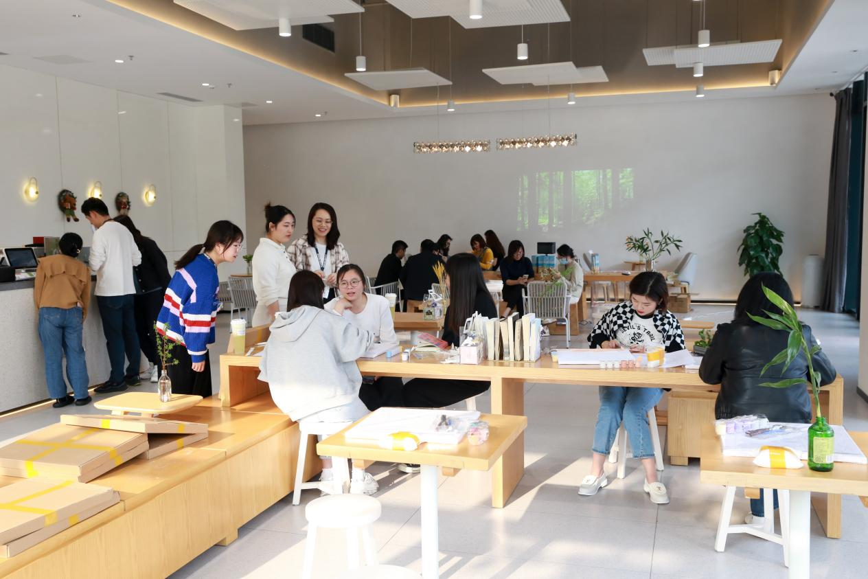 花漾女神，傲然绽放 | 德扑圈技术举行“花漾女神宠爱日”活动，热烈庆祝三八国际妇女节